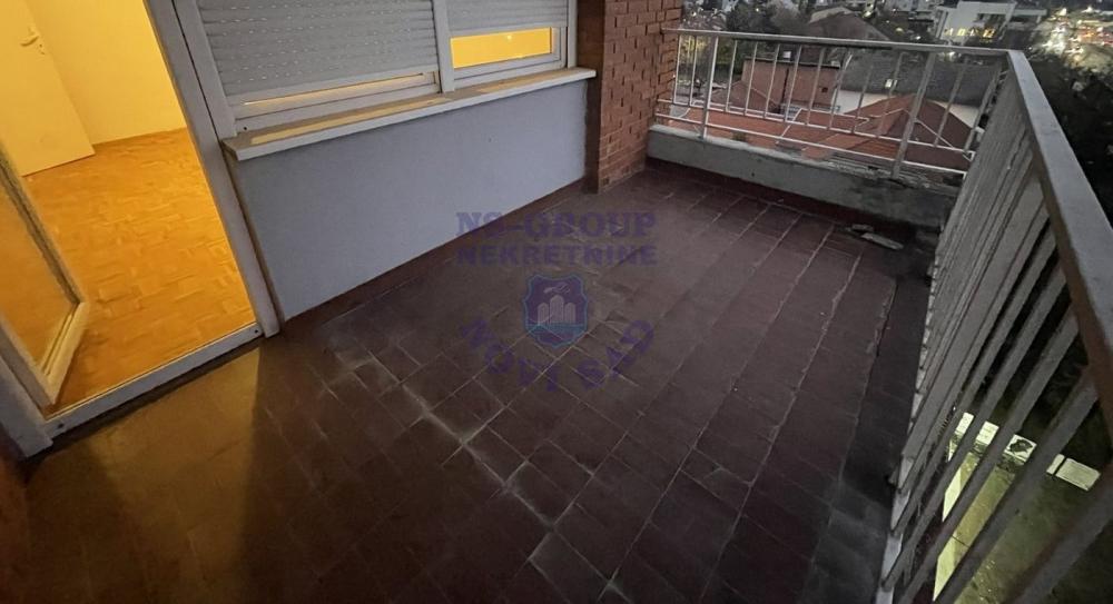 Slika 11 - Trosoban, 89m2, Avijatičarsko naselje Novi Sad, sa terasom, ima lift