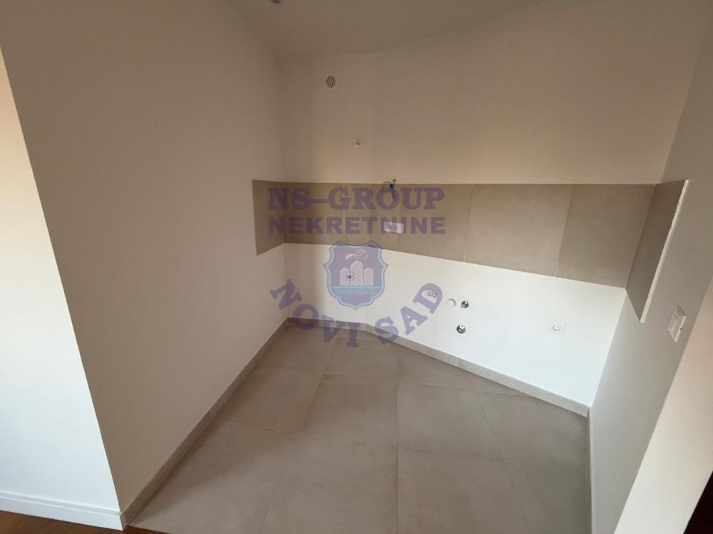 Slika 4 - Trosoban, 70m2, Grbavica Novi Sad, sa terasom, ima lift