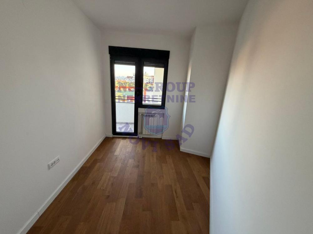 Slika 7 - Trosoban, 70m2, Grbavica Novi Sad, sa terasom, ima lift