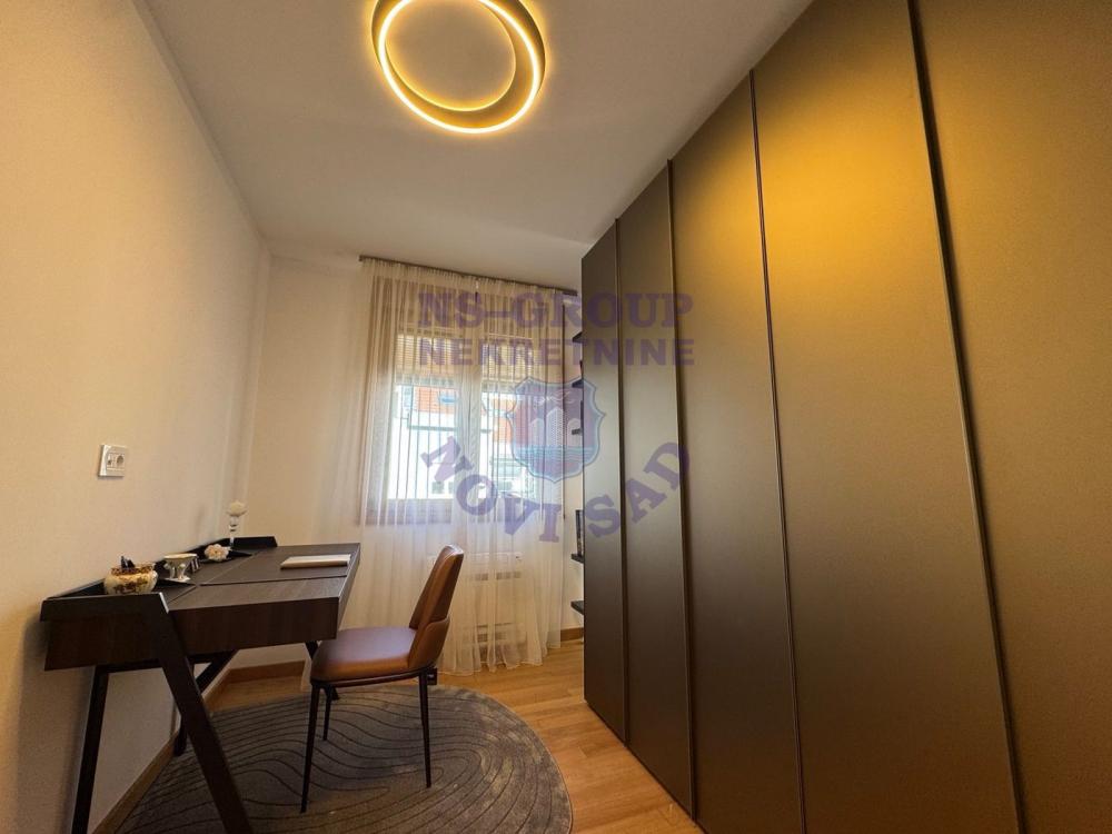 Slika 7 - Trosoban, 64m2, Bulevar oslobođenja Novi Sad, sa terasom, ima lift