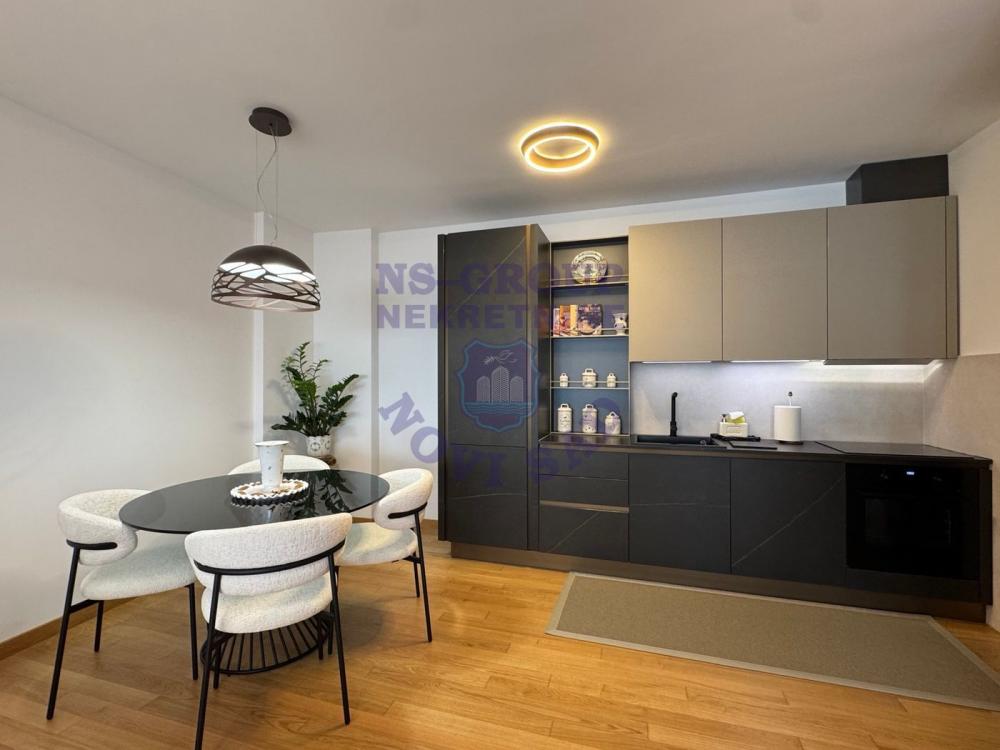 Slika 4 - Trosoban, 64m2, Bulevar oslobođenja Novi Sad, sa terasom, ima lift