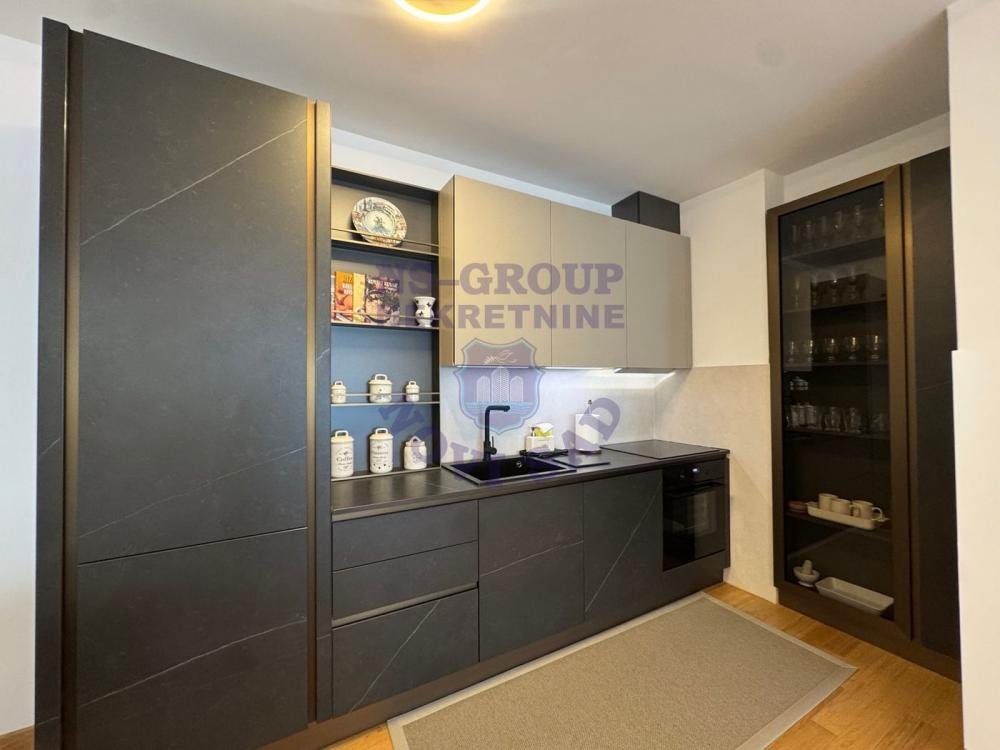 Slika 2 - Trosoban, 64m2, Bulevar oslobođenja Novi Sad, sa terasom, ima lift