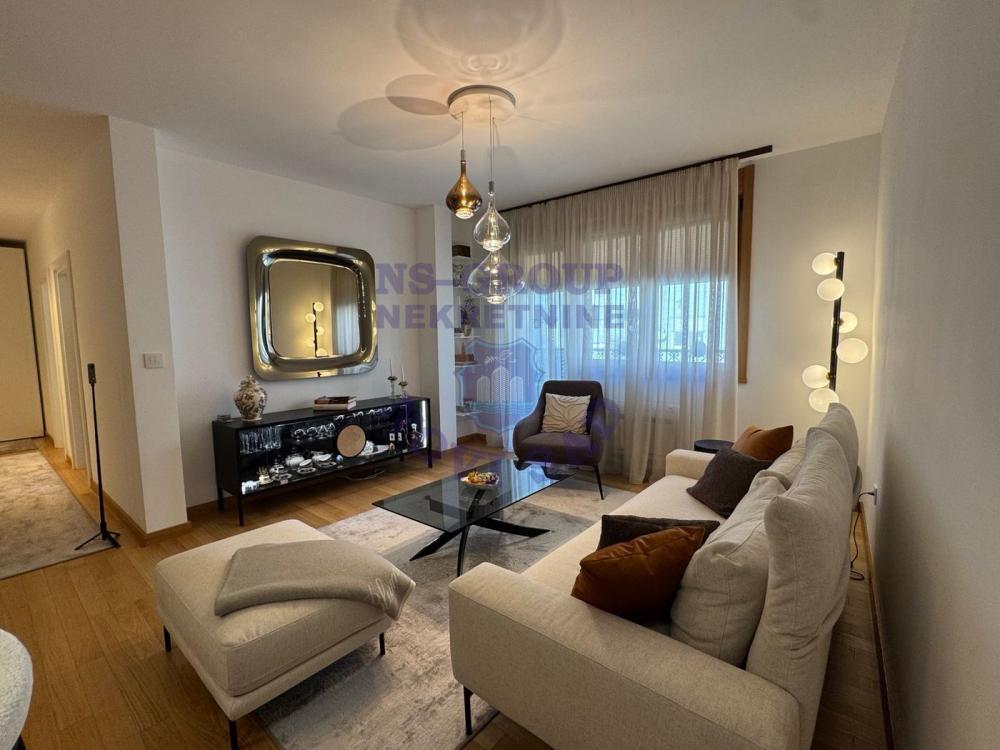 Slika 1 - Trosoban, 64m2, Bulevar oslobođenja Novi Sad, sa terasom, ima lift