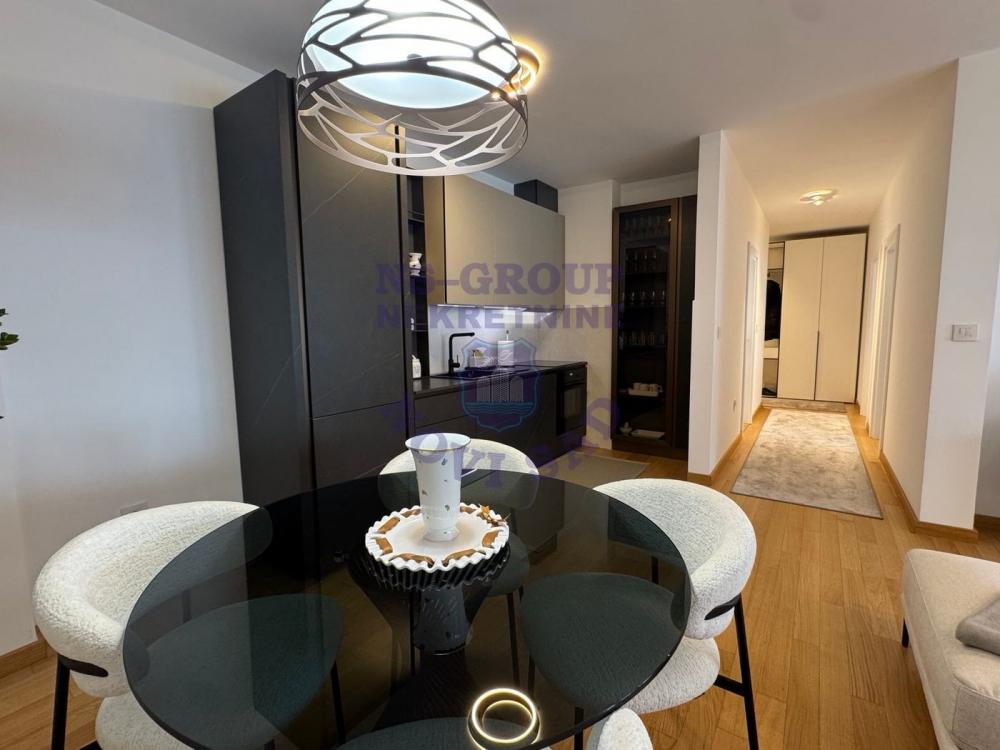 Slika 5 - Trosoban, 64m2, Bulevar oslobođenja Novi Sad, sa terasom, ima lift