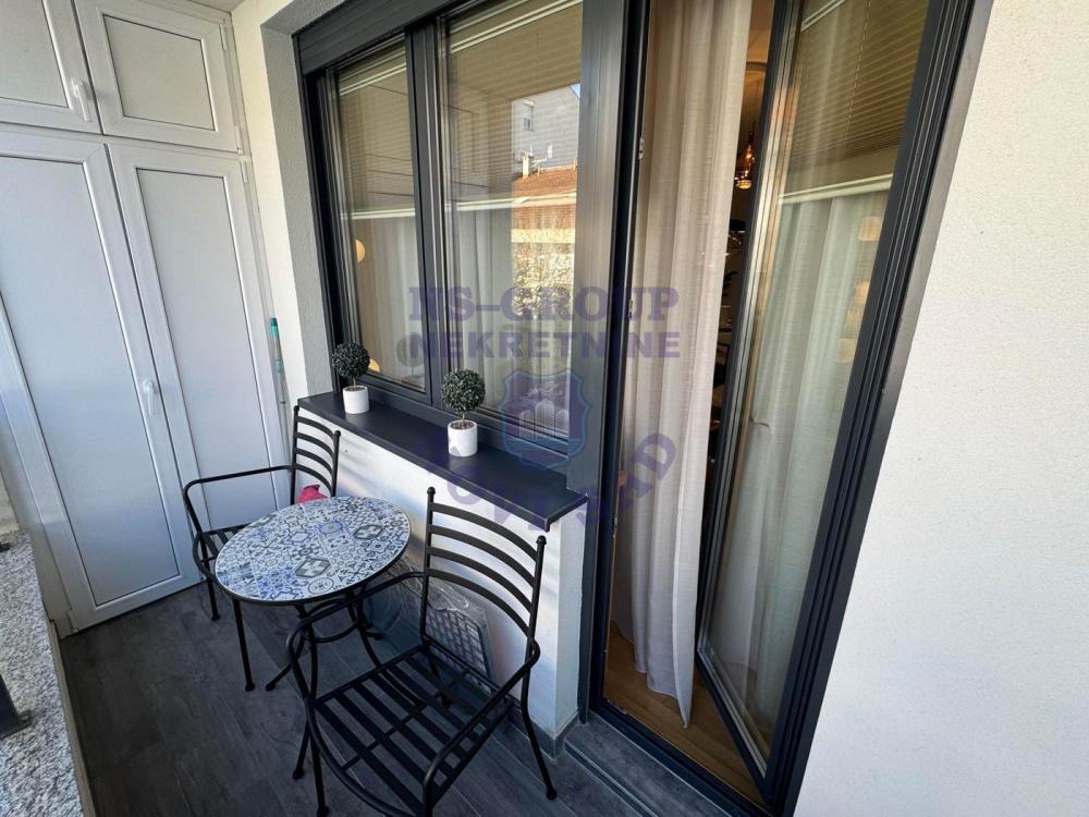 Slika 11 - Trosoban, 64m2, Bulevar oslobođenja Novi Sad, sa terasom, ima lift