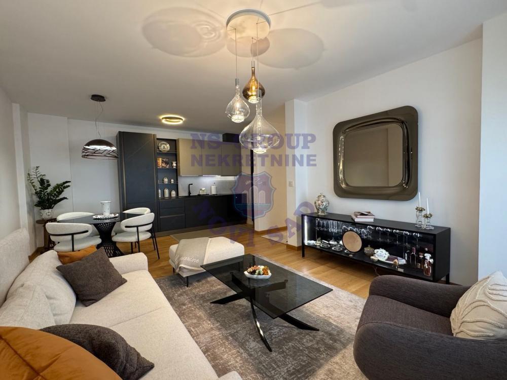 Glavna slika -Trosoban, 64m2, Bulevar oslobođenja Novi Sad, sa terasom, ima lift