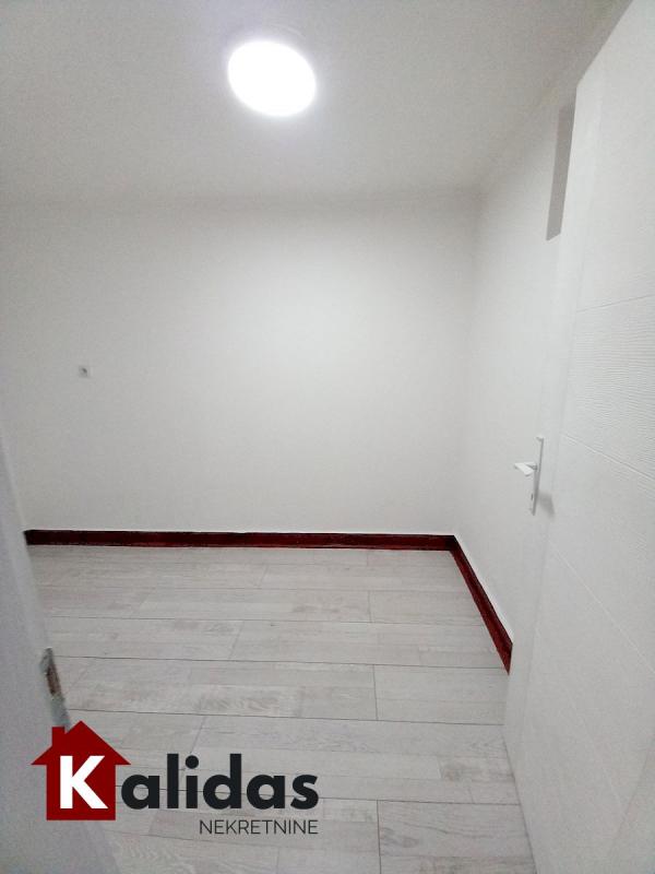 Slika 8 - Stan,PETROVARADIN,CENTAR,kv: 50, € 88000, ID: 1005939