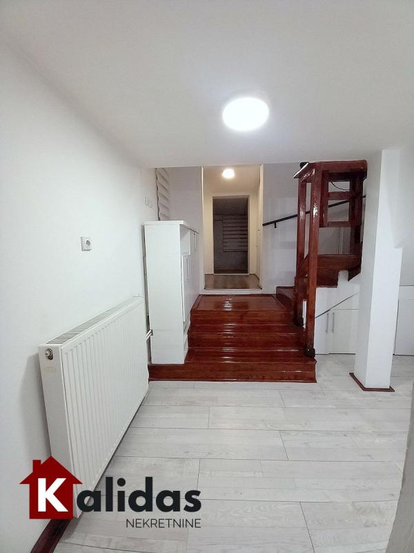 Slika 11 - Stan,PETROVARADIN,CENTAR,kv: 50, € 88000, ID: 1005939