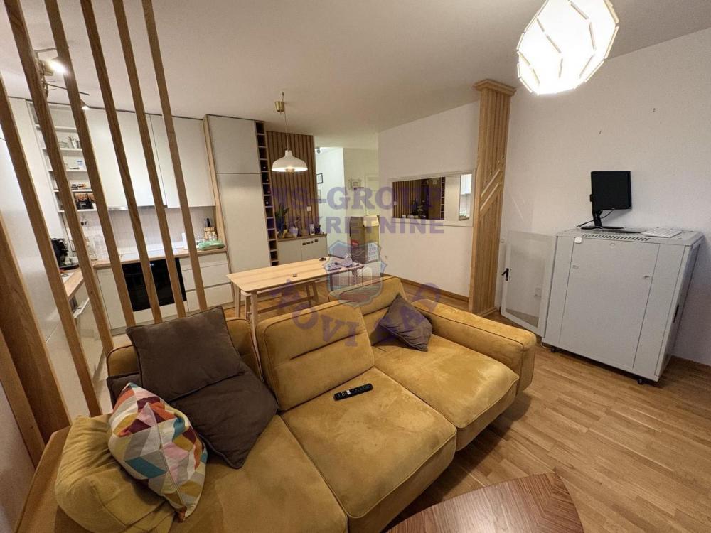 Slika 9 - Četvorosoban, 83m2, Petrovaradin Novi Sad, sa terasom, ima lift