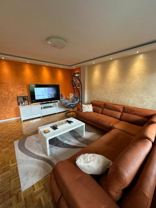 Glavna slika -Renoviran trosoban stan na Novom naselju