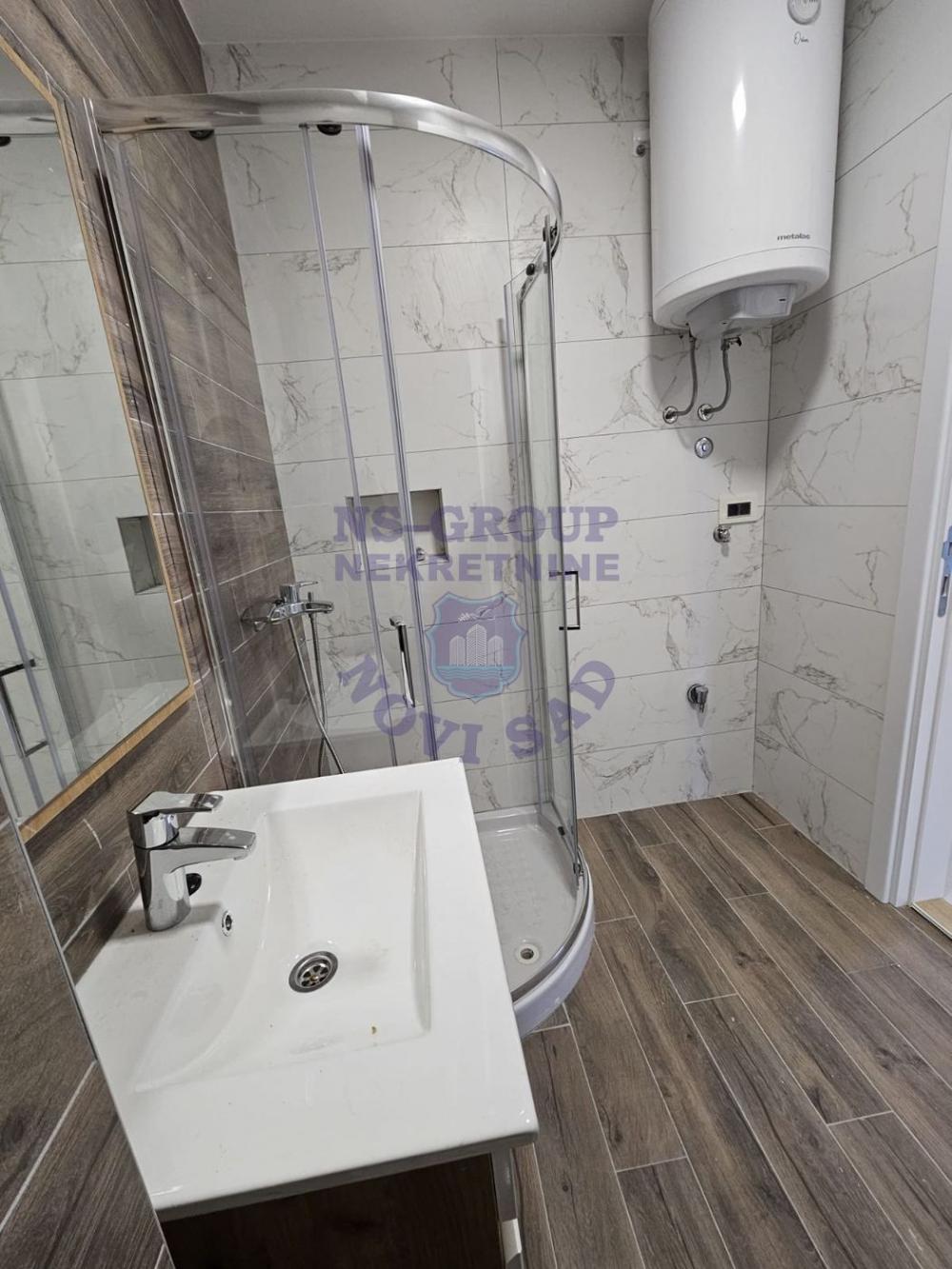 Slika 10 - Odlican trosoban stan na Petrovaradinu!