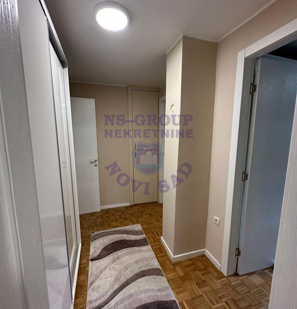 Slika 1 - Četvorosoban, 80m2, Petrovaradin Novi Sad, sa terasom, ima lift