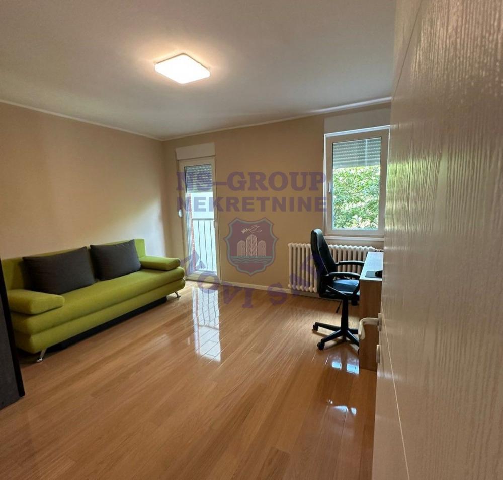 Slika 6 - Četvorosoban, 80m2, Petrovaradin Novi Sad, sa terasom, ima lift