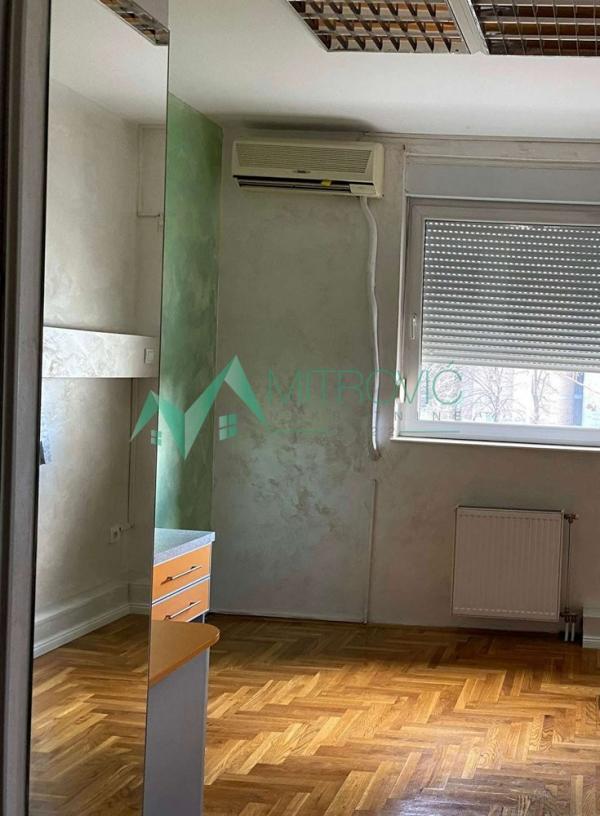 Slika 3 - Novi Sad, Grbavica - Garasonjera na odličnoj lokaciji! 