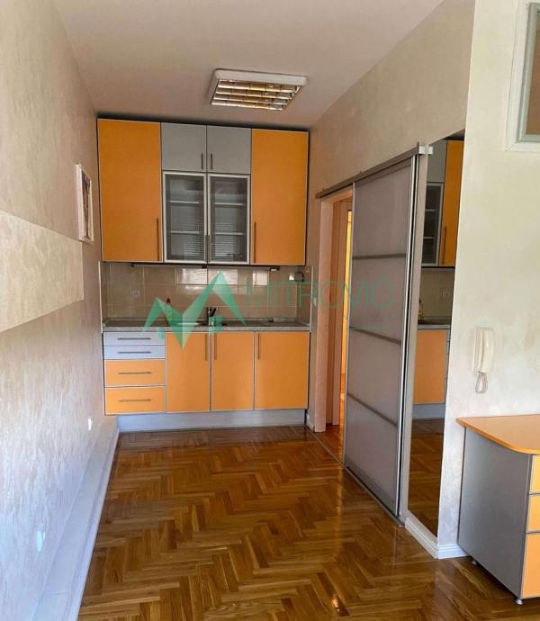 Slika 1 - Novi Sad, Grbavica - Garasonjera na odličnoj lokaciji! 