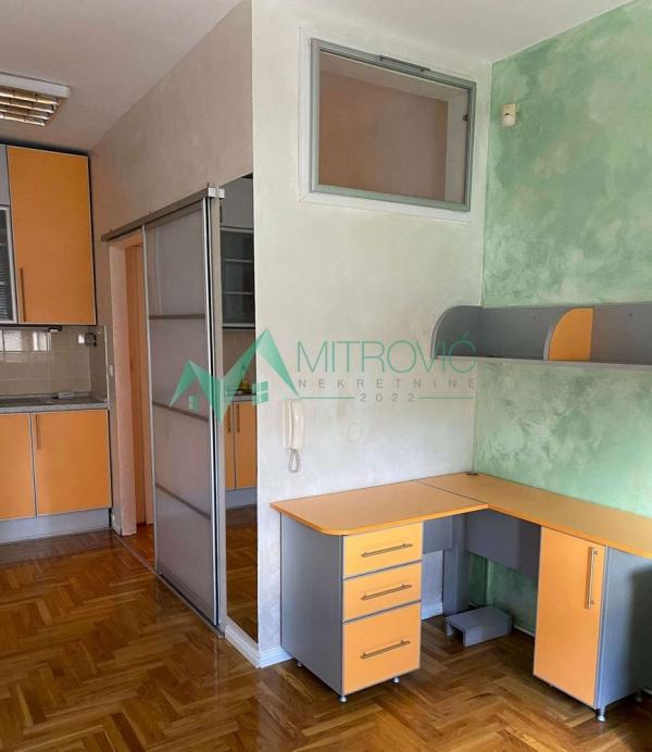 Slika 2 - Novi Sad, Grbavica - Garasonjera na odličnoj lokaciji! 