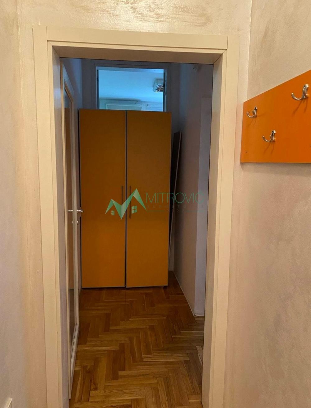 Slika 4 - Novi Sad, Grbavica - Garasonjera na odličnoj lokaciji! 