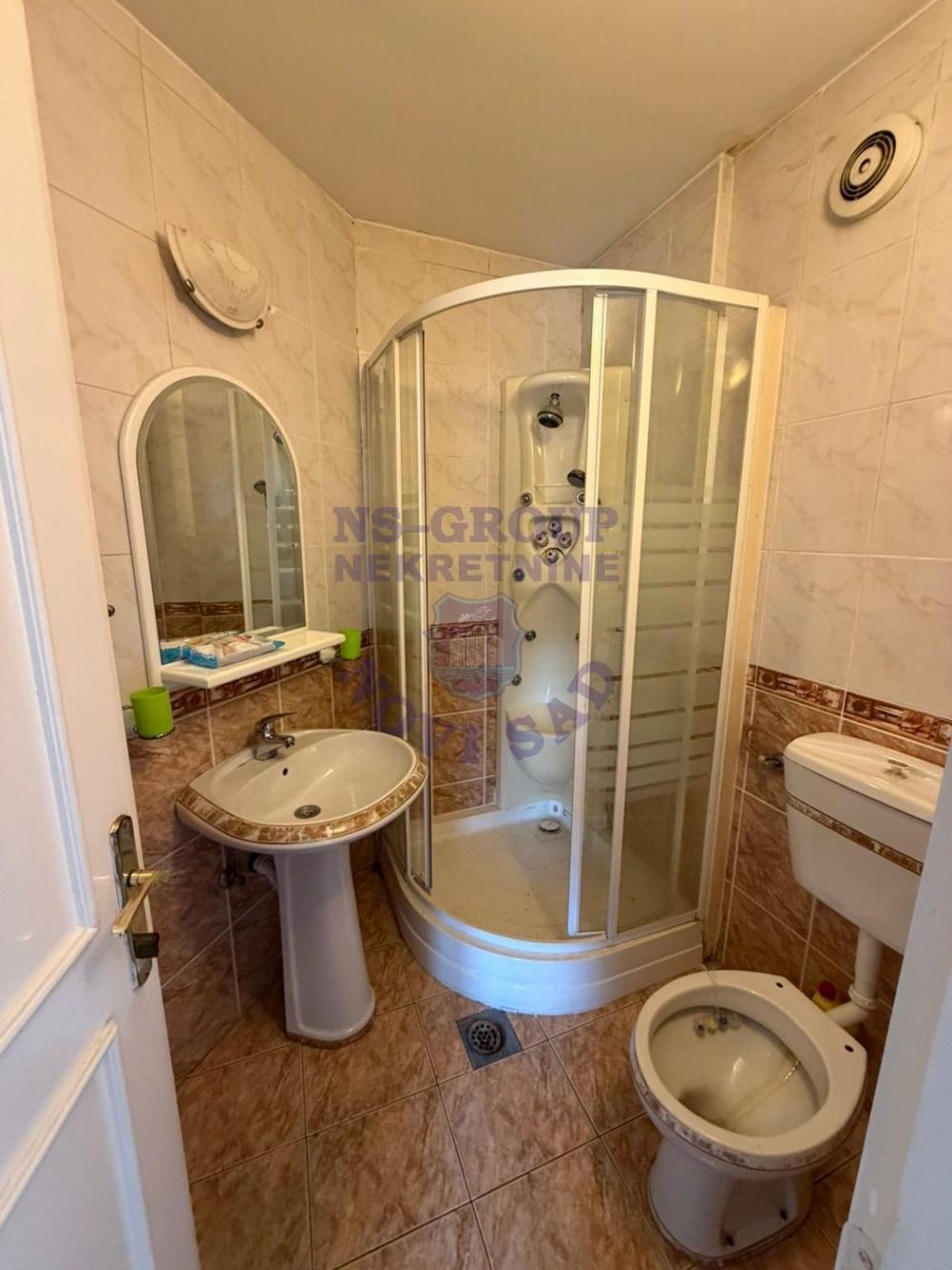 Slika 8 - Petosoban, 85m2, Novi Sad centar Novi Sad, sa terasom