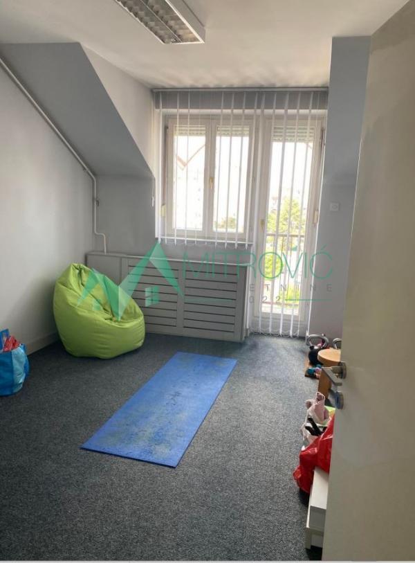 Slika 4 - Odličan noviji dvosoban stan u blizini centra i bulevara Oslobođenja 