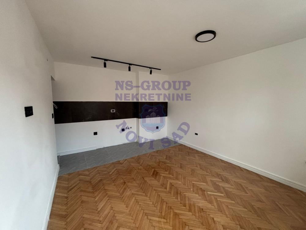 Glavna slika -Svetao i kompletno renoviran stan sa dve spavaće sobe