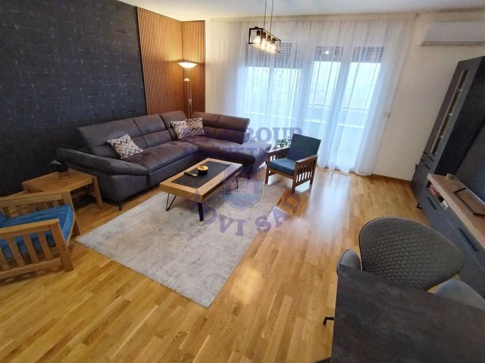 Glavna slika -ČETVOROSOBAN U PETROVARADINU!