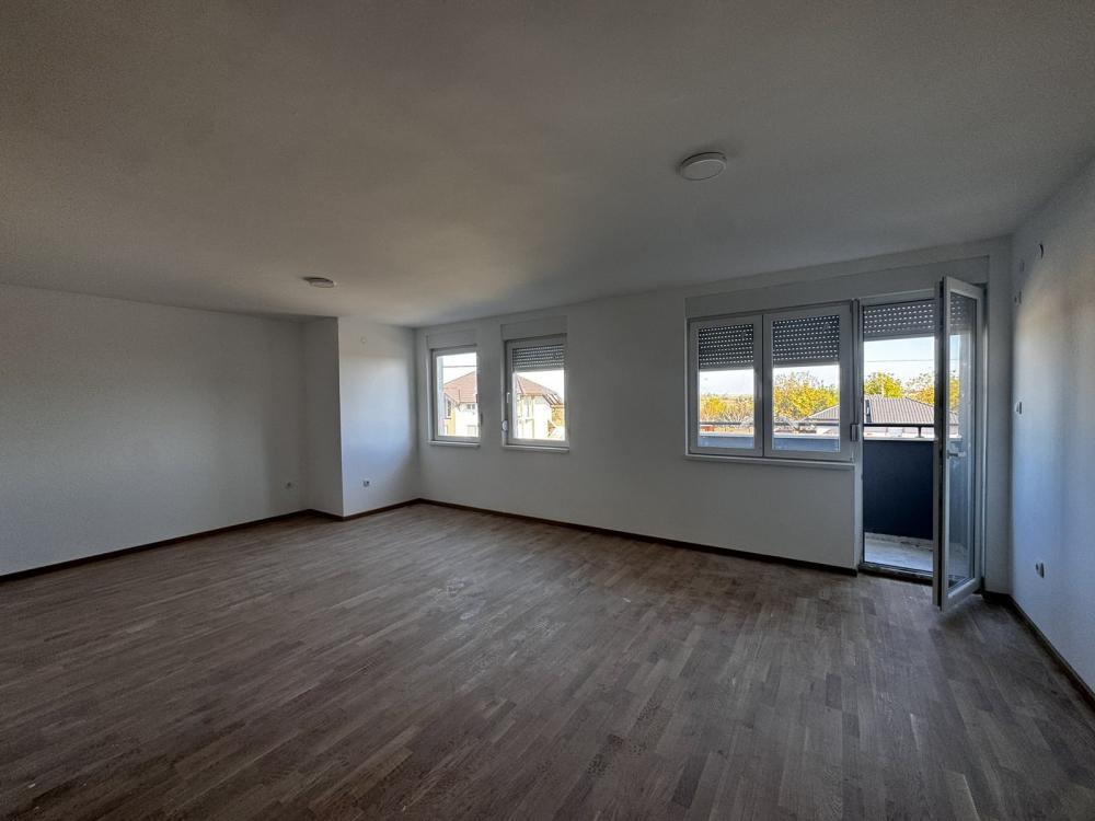 Glavna slika -Prodaje se prostran četvorosoban stan