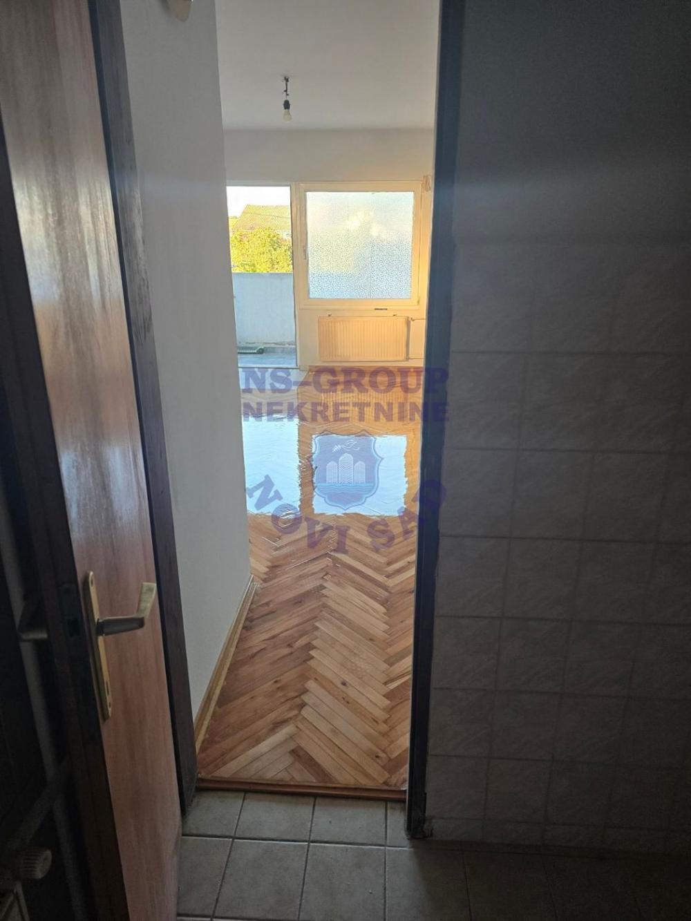 Slika 4 - Hoblovan i lakiran parket sveže okrečen