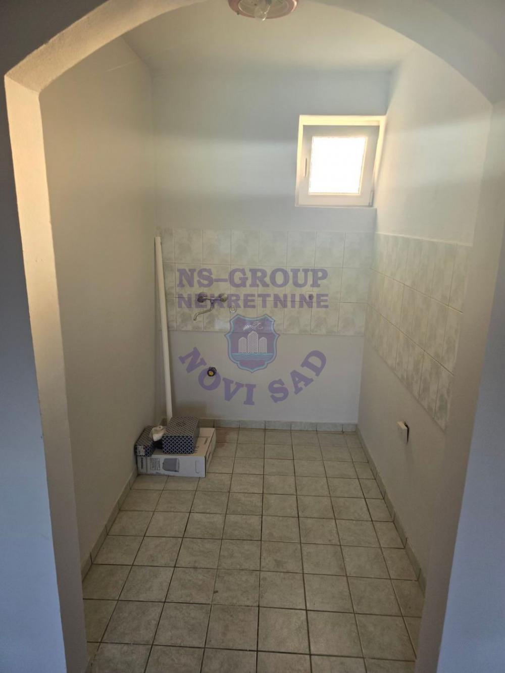 Slika 2 - Hoblovan i lakiran parket sveže okrečen