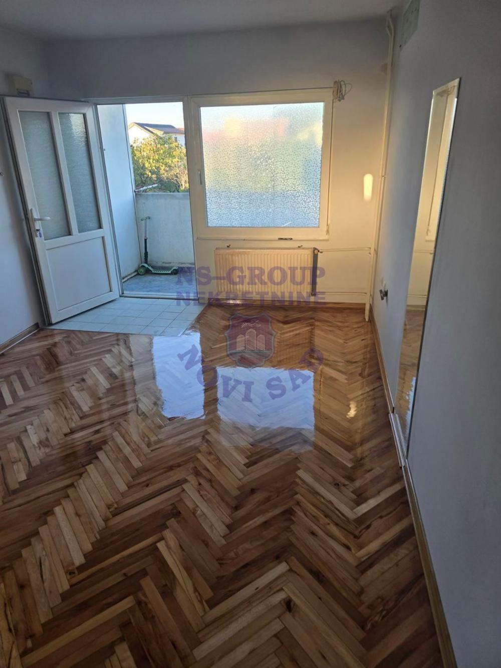 Slika 1 - Hoblovan i lakiran parket sveže okrečen