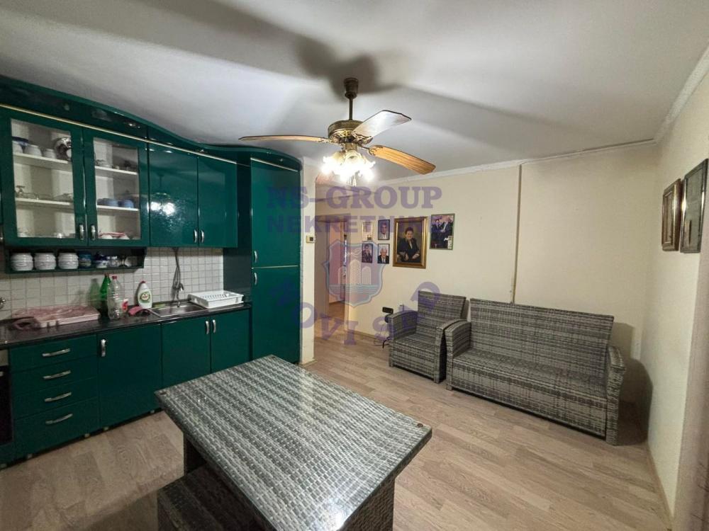 Glavna slika -Na prodaju stan na samom ulazu u Bački Jarak, na glavnom putu!