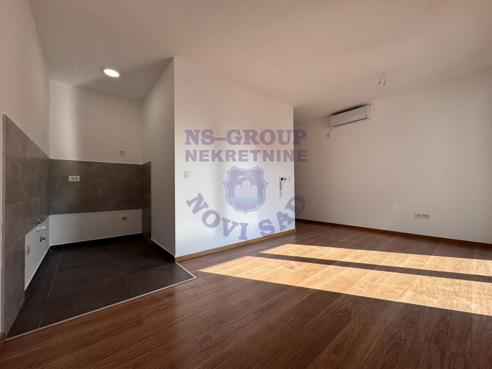 Glavna slika -Dvosoban stan u srcu Novog Sada!