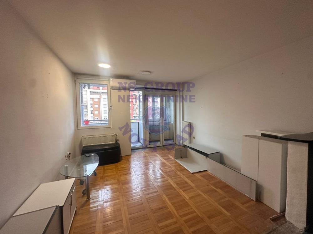 Glavna slika -Garsonjera na Novoj Detelinari!