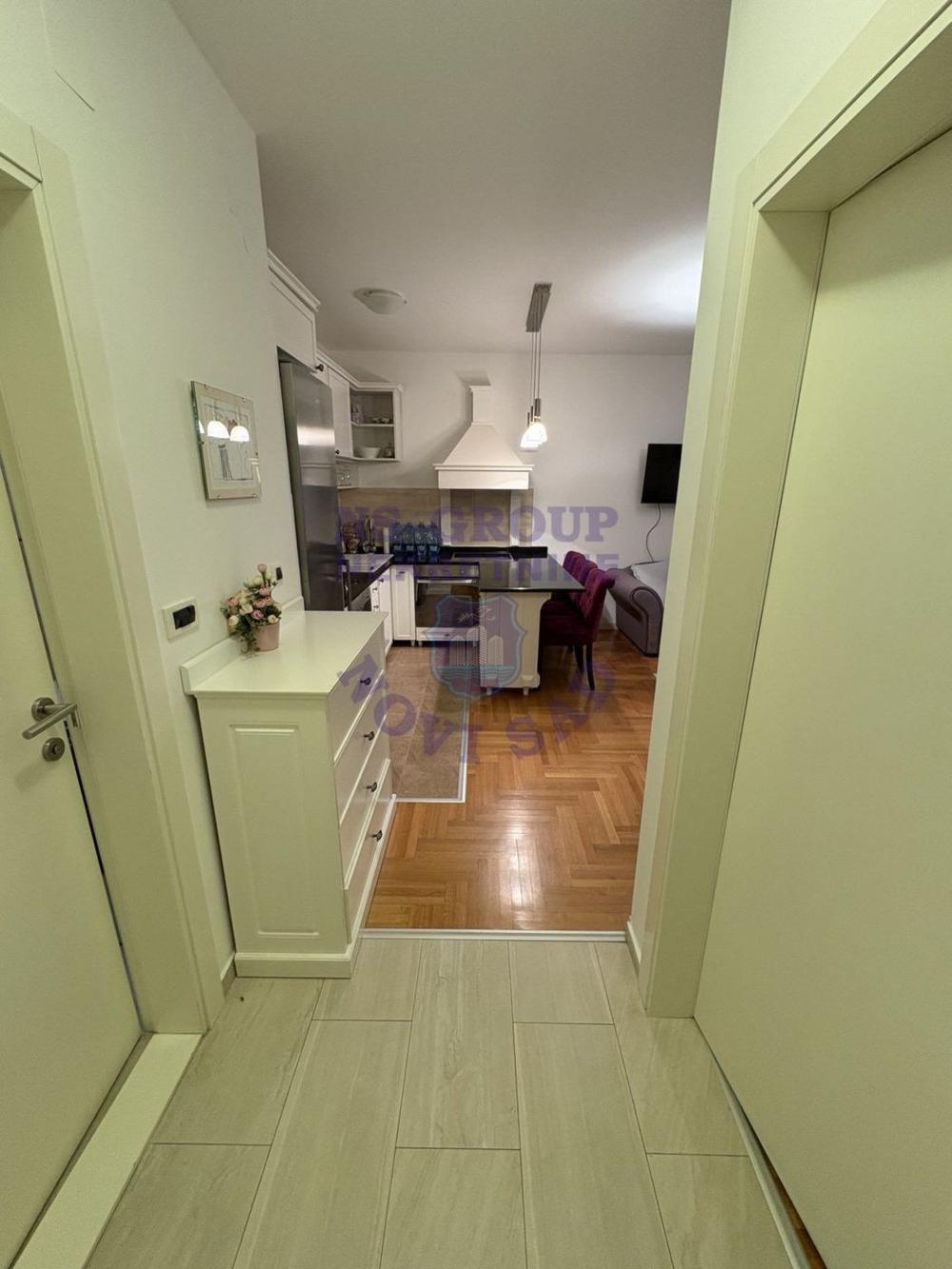 Slika 3 - Lux dvosoban stan u centru Novog Sada.