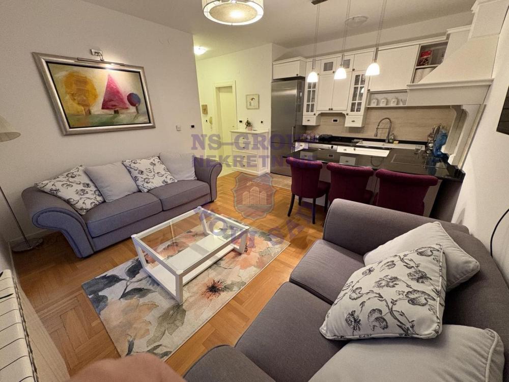 Slika 0 - Lux dvosoban stan u centru Novog Sada.