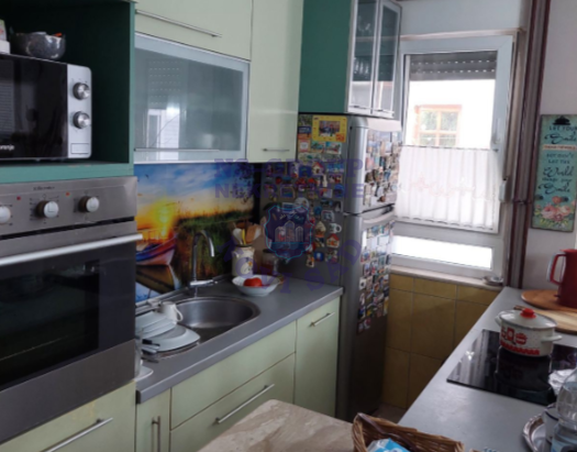 Slika 2 - Na prodaju stan koji zauzima celu etažu prizemlja kuće