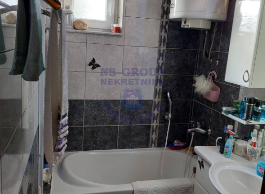 Slika 7 - Na prodaju stan koji zauzima celu etažu prizemlja kuće