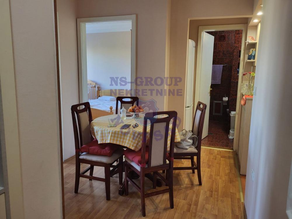 Slika 1 - Dvoiposoban, 52m2, Grbavica Novi Sad, sa terasom