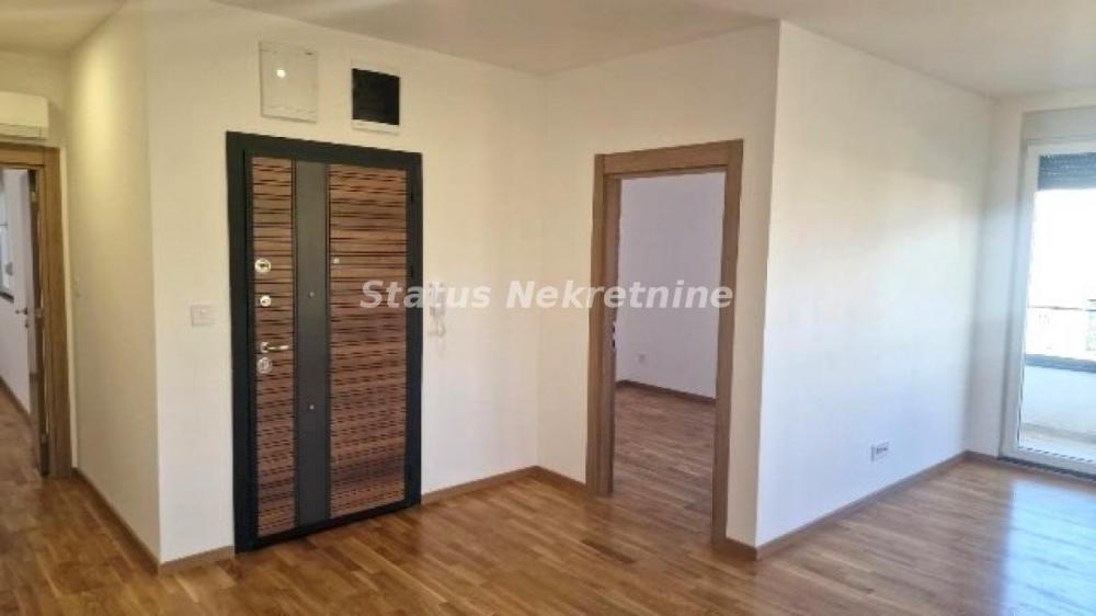 Slika 9 - Petrovaradin - trosoban , neuseljavan stan