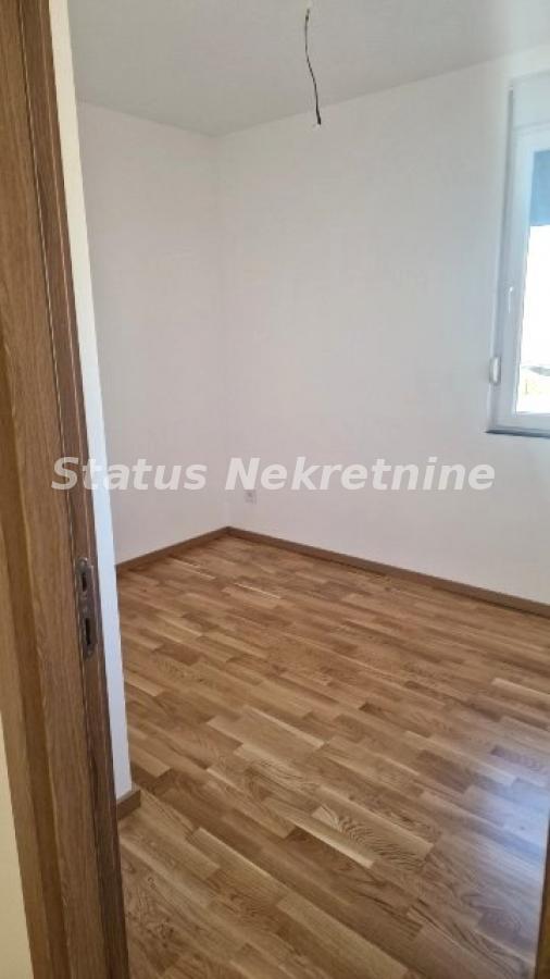 Slika 8 - Petrovaradin - trosoban , neuseljavan stan