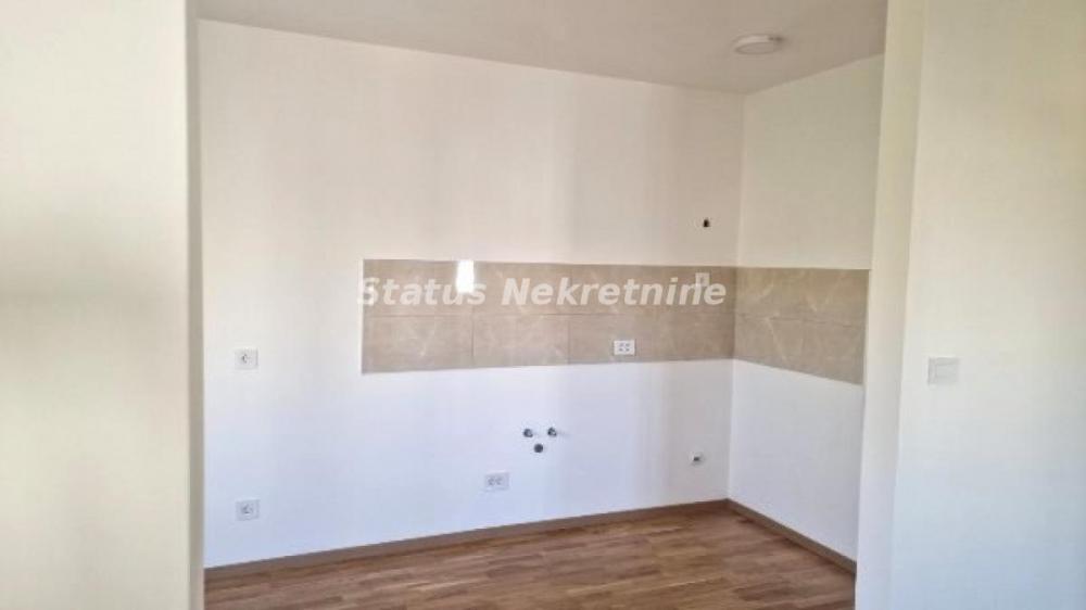 Slika 2 - Petrovaradin - trosoban , neuseljavan stan