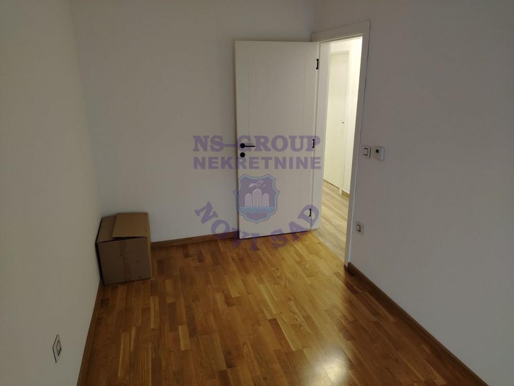 Slika 3 - Cetvorosoban stan u Petrovaradinu!