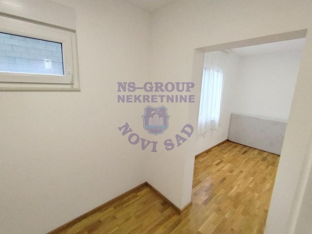 Slika 5 - Cetvorosoban stan u Petrovaradinu!
