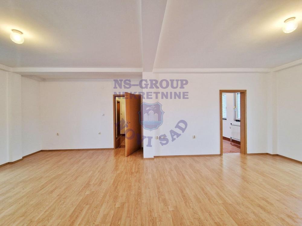 Slika 4 - š:559988 Ekskluzivno samo kod nas! U ponudi je izuzetan, potpuno nov petosoban dupleks na Novom Naselju — neuseljavan, bez ikakvih ulaganja, odmah spreman za vaš idealan životni prostor. Stan se istice funkcionalnim rasporedom prostorija i kvalitetnim materijalima koji pružaju osećaj udobnosti.Pozicioniran na odličnoj lokaciji, u mirnom delu naselja, a opet u blizini svega što vam je potrebno: autobuska stanica, škole, vrtići, prodavnice i ostali sadržaji nalaze se na samo nekoliko koraka. Praktičnost, savršena povezanost i urbano okruženje čine ovaj dom idealnom opcijom za savremene porodice.Za sve dodatne informacije i zakazivanje obilaska, pozovite naše agente prodaje — stojimo vam na raspolaganju!