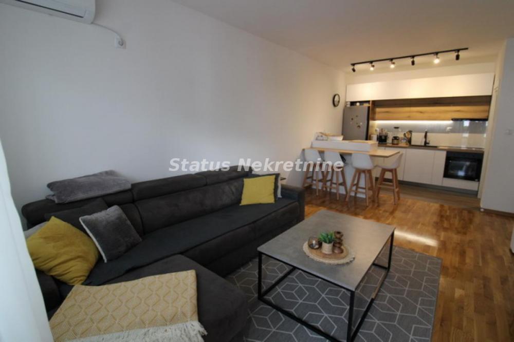 Glavna slika -Petrovaradin-Nov,Odličan Trosonab stan-sa svojim Parkink Mestom