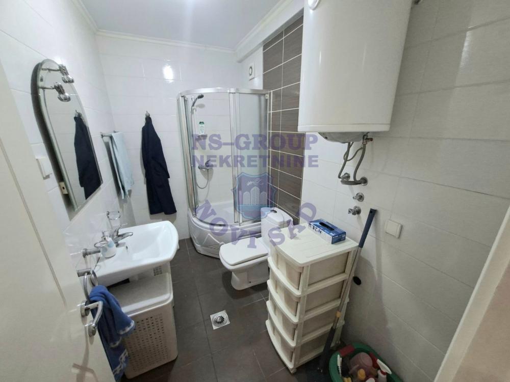 Slika 5 - Trosoban, 60m2, Grbavica Novi Sad, sa terasom, ima lift