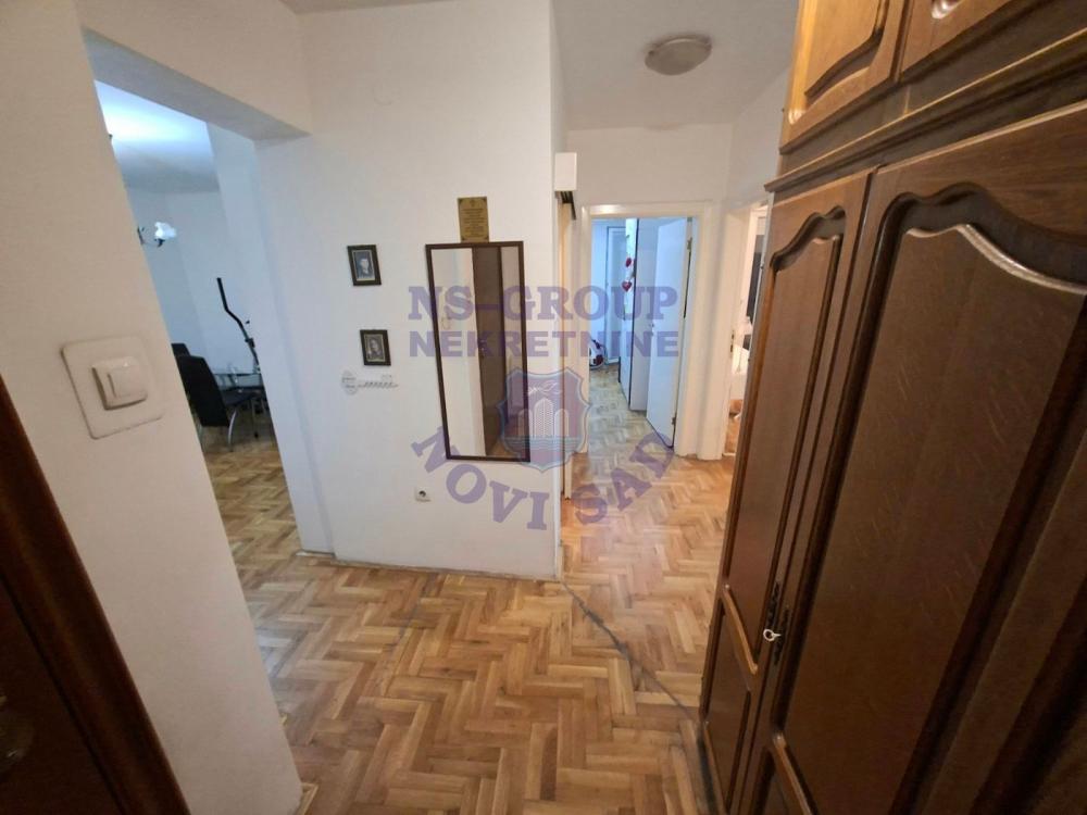 Slika 6 - Trosoban, 60m2, Grbavica Novi Sad, sa terasom, ima lift