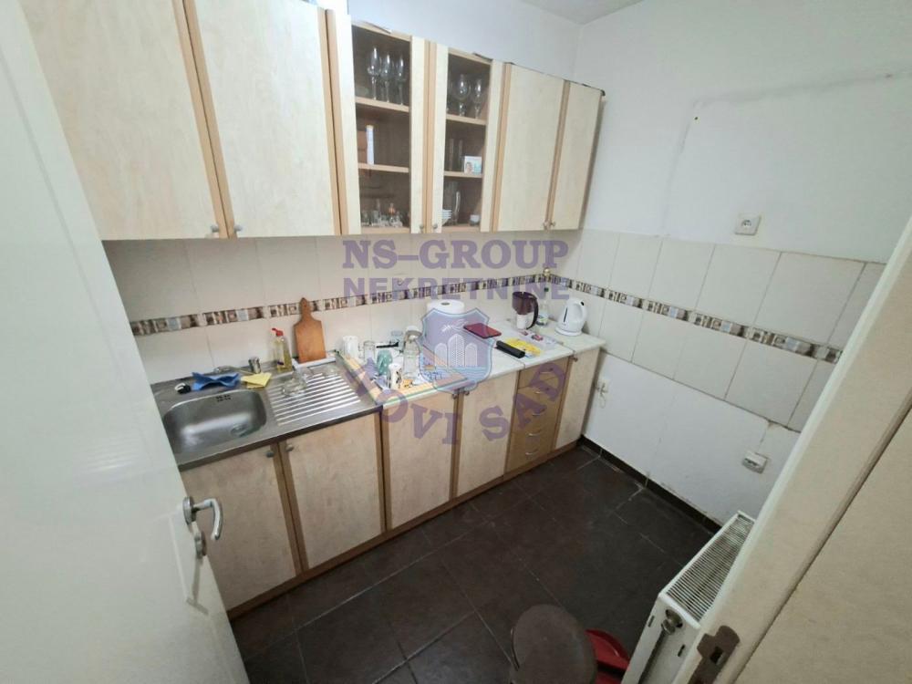 Slika 2 - Trosoban, 60m2, Grbavica Novi Sad, sa terasom, ima lift