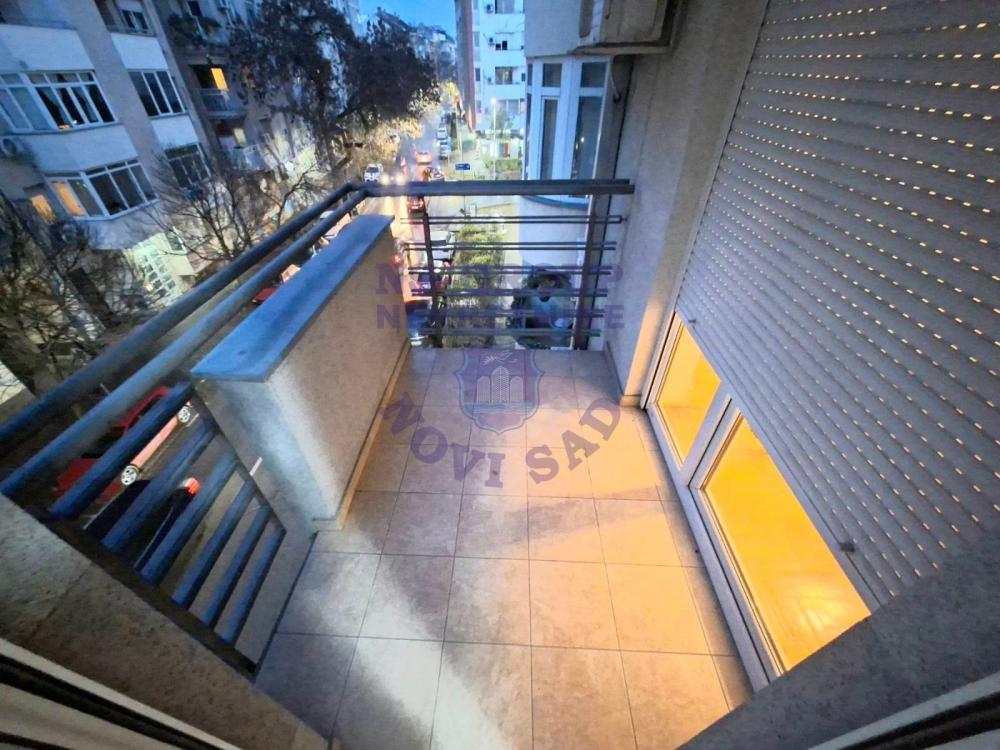 Slika 6 - Trosoban, 60m2, Grbavica Novi Sad, sa terasom, ima lift