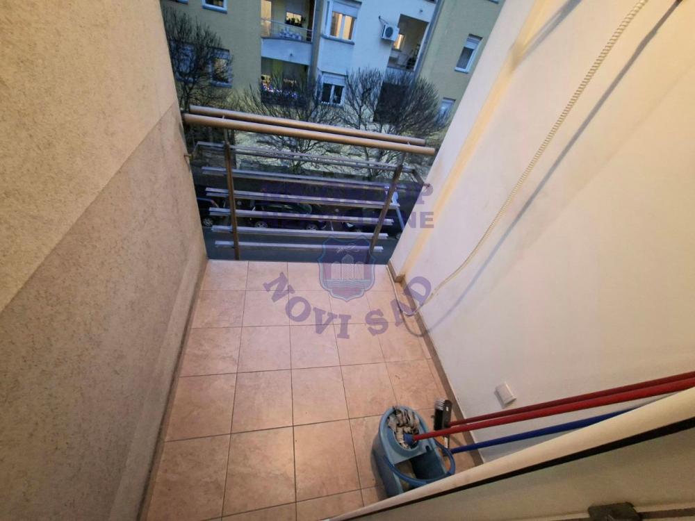 Slika 7 - Trosoban, 60m2, Grbavica Novi Sad, sa terasom, ima lift