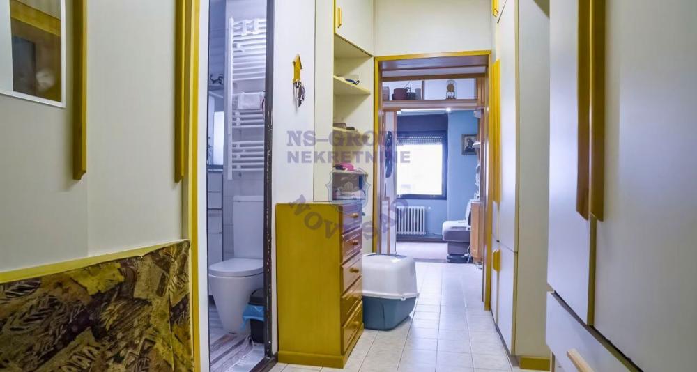 Slika 5 - Trosoban, 65m2, Bulevar oslobođenja Novi Sad, sa terasom, ima lift